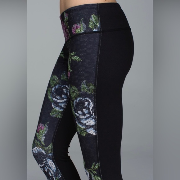 Lululemon Wunder Under *Full-On Luon
Garden Party Smooth Silver Multi/Black 2 - Picture 2 of 4